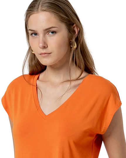 CAMISETA CON ESCOTE EN V