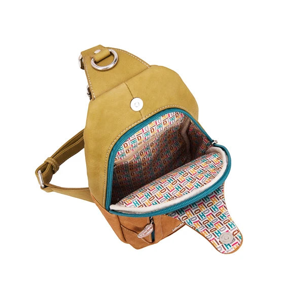 HI-DI-HI RUGZAK/ SLINGBAG CAROL MET ROODBORSTJE, OKERGEEL EN COGNAC